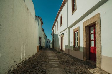 Marvao bir sokakta beyaz badanalı duvar ile Eski ev