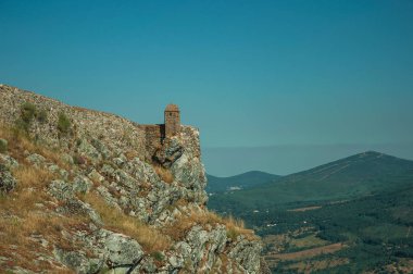 Marvao'da kayalıklar üzerinde küçük gözetleme kulesi ve taş duvar