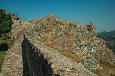 Marvao'da kayalıklar üzerinde küçük gözetleme kulesi ve taş duvar