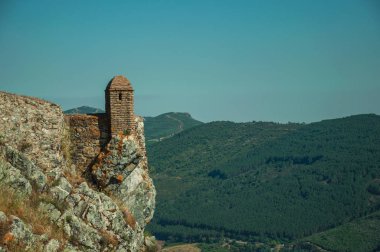 Marvao'da kayalıklar üzerinde küçük gözetleme kulesi ve taş duvar