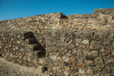 Marvao'da kalın bir duvarın üzerinden yola çıkan merdivenler