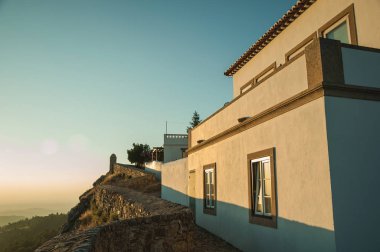 Marvao kayalık kayalık üzerinde taş duvar ve eski ev