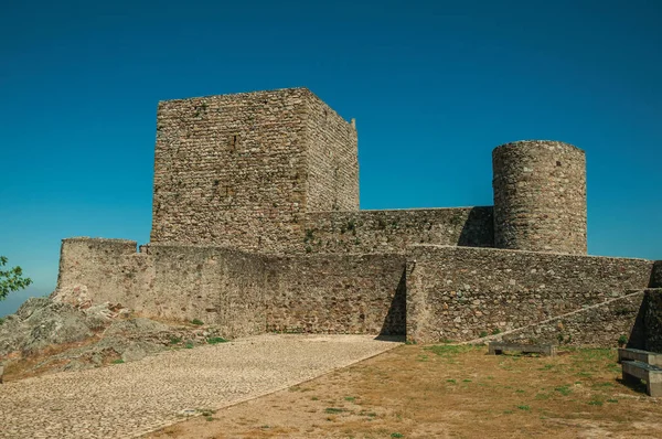 Шлях збирається кам'яні стіни і вежа на замок Мардау — стокове фото