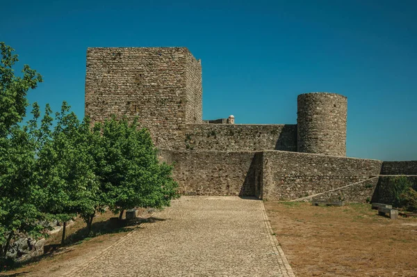 Caminho com árvores que vão para a parede e torre no Castelo de Marvao — Fotografia de Stock