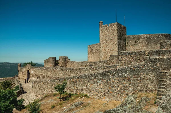 Люди на шляху поруч з кам'яною стіною замку Мардау — стокове фото