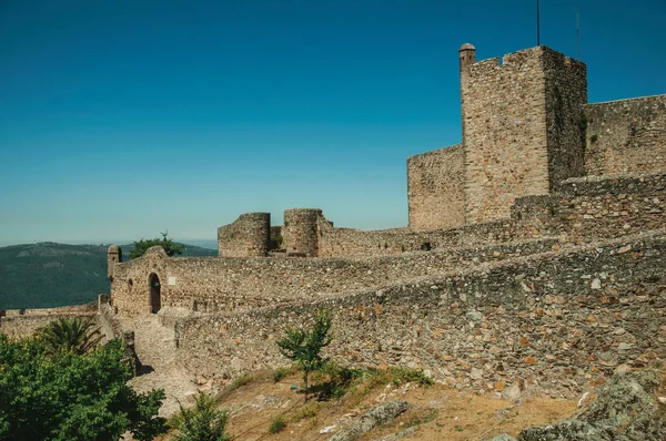 Шлях їде до воріт біля стіни замку Мардау — стокове фото