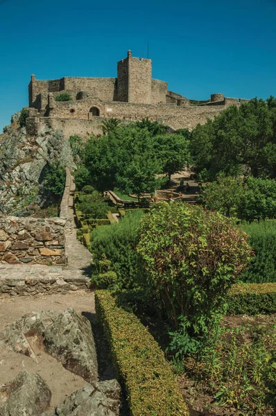 Кам'яні стіни і башта замку над пагорбом біля саду в Мардау — стокове фото