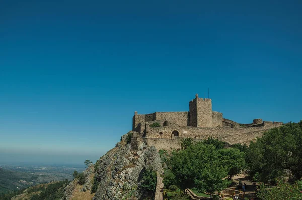 Murallas de piedra y torre del castillo sobre la colina cerca del jardín en Marvao —  Fotos de Stock