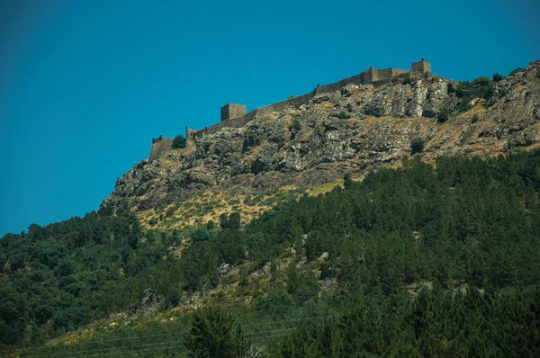 Marvao village on top of tall crag — Stock Photo, Image