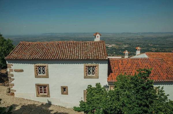 Fassade alter Häuser mit weiß getünchter Wand in Marvao — Stockfoto