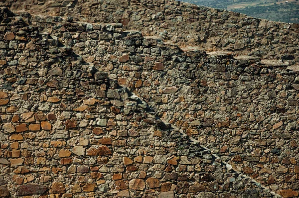 Marvao'da tepe boyunca yükselen kaba taşlardan yapılmış duvar — Stok fotoğraf