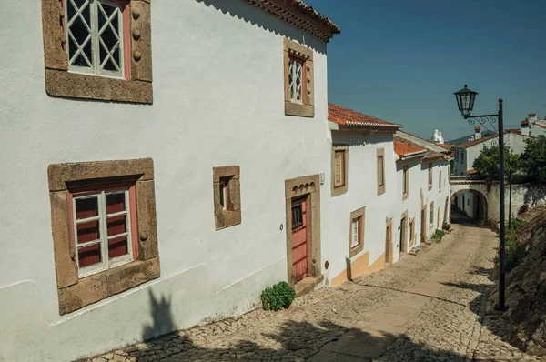 Marvao bir sokakta beyaz badanalı duvar ile eski evler — Stok fotoğraf