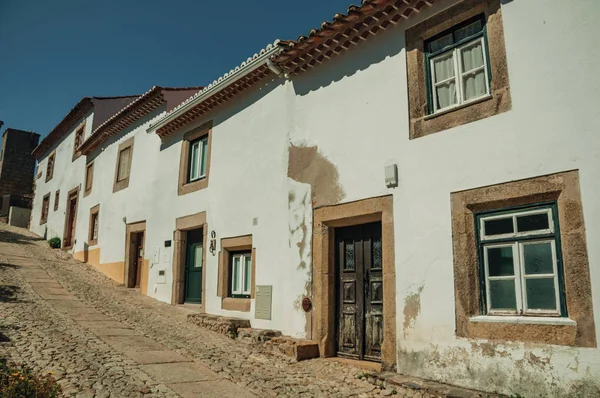 Casas antiguas con pared encalada en un callejón de Marvao — Foto de Stock