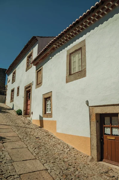 Marvao bir sokakta beyaz badanalı duvar ile eski evler — Stok fotoğraf