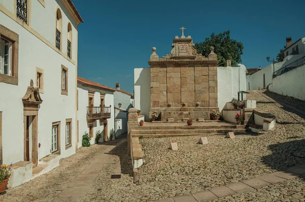 Casas antiguas y fuente de piedra en estilo barroco st Marvao — Foto de Stock