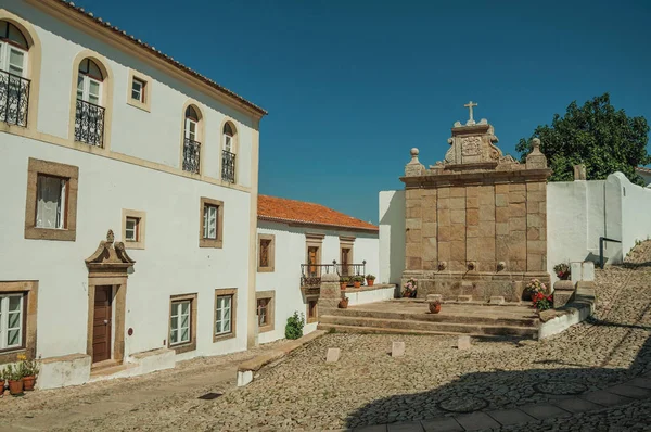 Casas antiguas y fuente de piedra en estilo barroco st Marvao — Foto de Stock