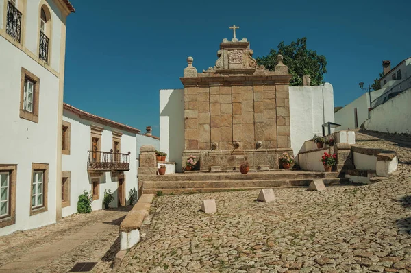Casas antiguas y fuente de piedra en estilo barroco st Marvao —  Fotos de Stock