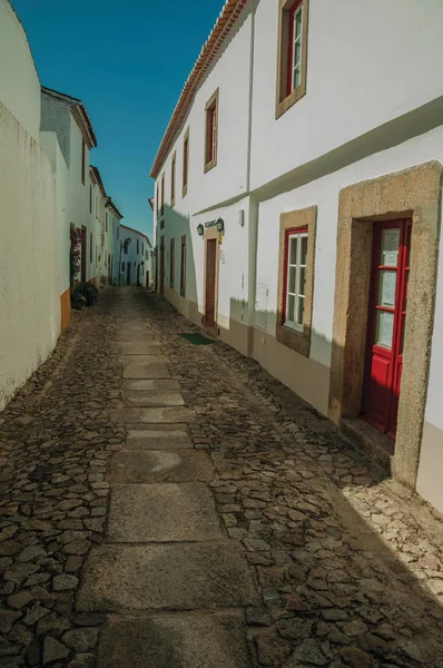 Antigua casa con pared encalada en un callejón de Marvao — Foto de Stock