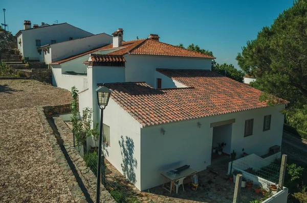 Casas antiguas con pared encalada sobre rocas en Marvao — Foto de Stock