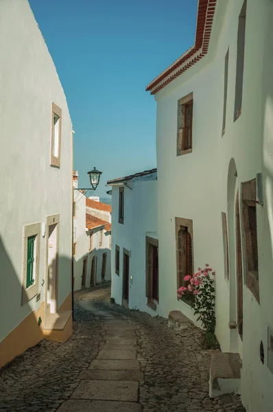 Casas antiguas con pared encalada en un callejón de Marvao — Foto de Stock