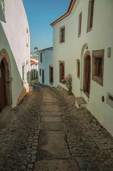 Casas antiguas con pared encalada en un callejón de Marvao — Foto de Stock