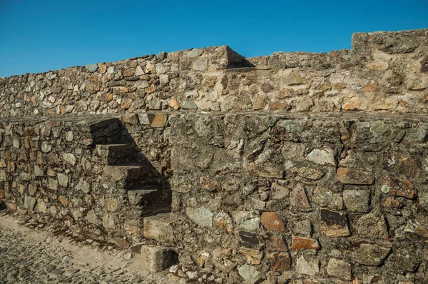 Marvao'da kalın bir duvarın üzerinden yola çıkan merdivenler