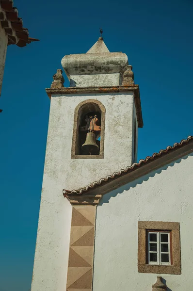 Alter Kirchturm mit Glocke im Barockstil in Marvao — Stockfoto