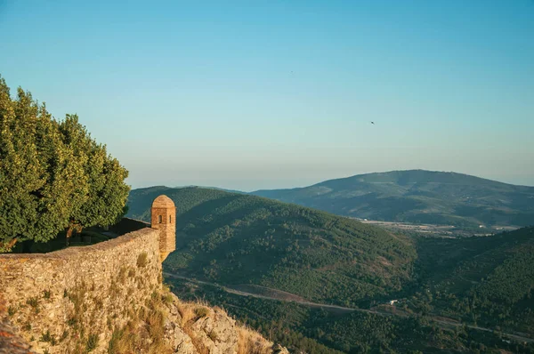Marvao'da kayalıkların üzerindeki tuğlalardan yapılmış gözetleme kulesi