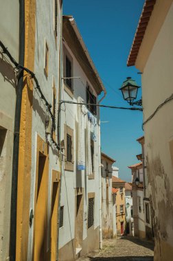 Yamaçta beyaz badanalı duvarlı eski evler