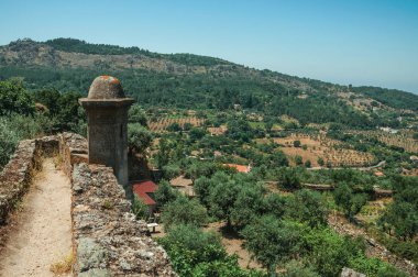 Alanları ile kırsal manzara üzerinde taş duvar