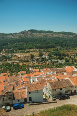 Eski bina çatıları ve yeşil tepeler ile Cityscape