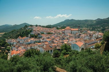 Eski bina çatıları ve kilise çan kulesi ile şehir peyzaj