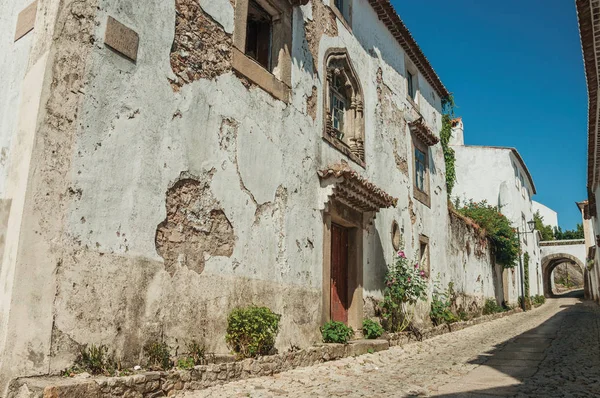 Antigua casa con pared de yeso desgastado y puerta de madera — Foto de Stock