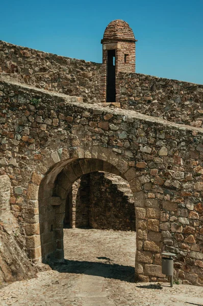 Арочні ворота в місті Зовнішня стіна з грубого каменю — стокове фото