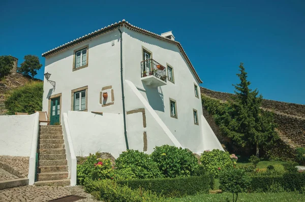 Antigua casa de pared encalada con escaleras y jardín verde — Foto de Stock