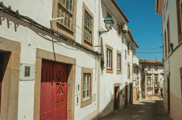 Casas antiguas con pared encalada en callejón adoquinado — Foto de Stock