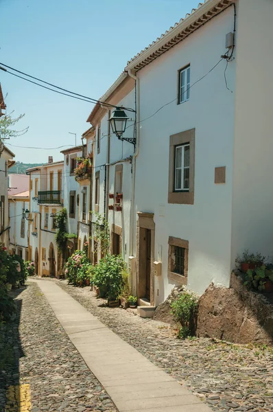 Casas antiguas con pared encalada en un callejón en pendiente — Foto de Stock