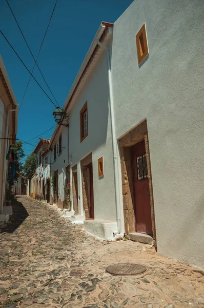 Casas antiguas con pared encalada en callejón adoquinado — Foto de Stock