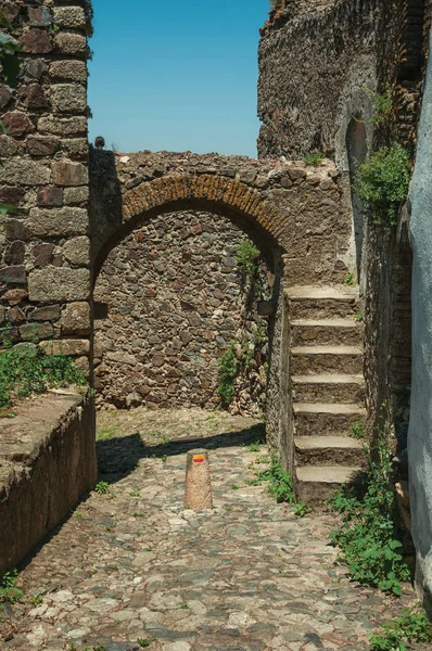 Арочний шлюз у кам'яній стіні з сходами — стокове фото