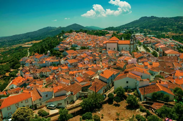 Paisaje urbano con techos de edificios antiguos y campanario de iglesia — Foto de Stock