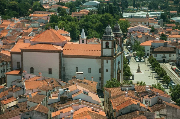 Iglesia de Santa Maria da Devesa frente a plaza y tejados — Foto de Stock