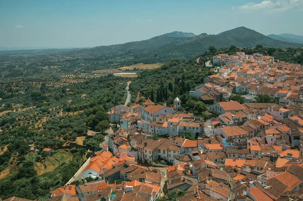 Paisaje urbano con techos de edificios antiguos y campanario de iglesia —  Fotos de Stock