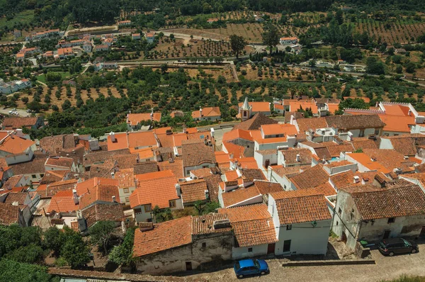 Paisaje urbano con techos de edificios antiguos y colinas verdes — Foto de Stock