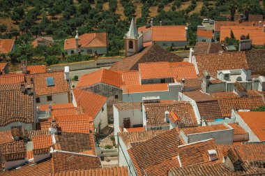 Birçok çatı, çan kulesi ve alanları ile Cityscape