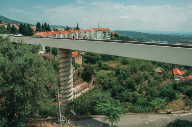 Apartman ve ağaçlar ile vadi üzerinde Yaya Köprüsü