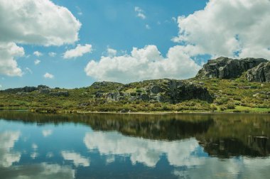 Dağlık arazideki kayalık bir arazide barajdan göle