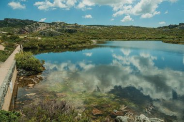 Dağlık arazideki kayalık bir arazide barajdan göle