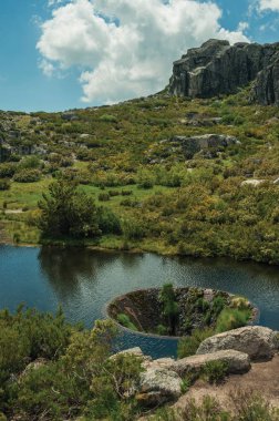 Yaylalarda bir baraj gölünde büyük çukur
