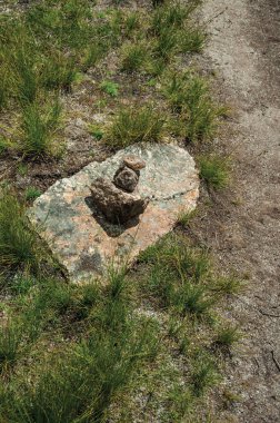 Küçük cairn dağlık üzerinde iz işareti olarak dikildi