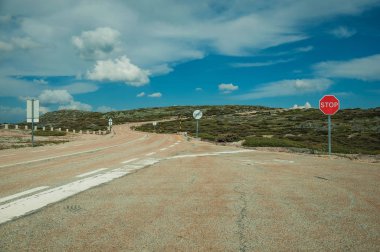 Kayalık arazide Dur tabelası ile karayolu